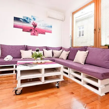 Sweet Little Nest In Heart Of Town Lejlighed