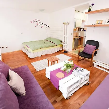Sweet Little Nest In Heart Of Town *